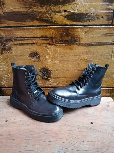 Bota feminina n38 ótimo estado.