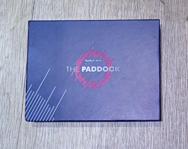 Red Bull F1 The Paddock Piece Of History Pedaço Macacão Max Verstappen Race Suit 2021