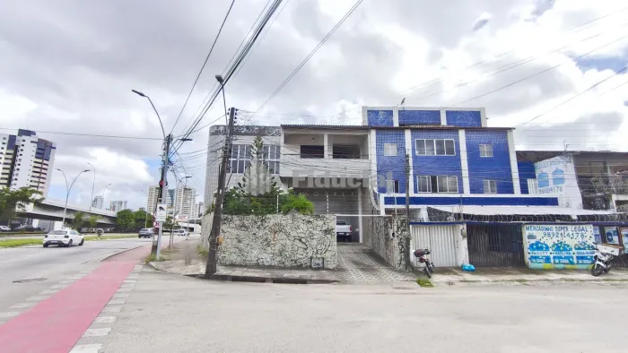 Excelente oportunidade para empresas que buscam visibilidade e praticidade! Casa comercial