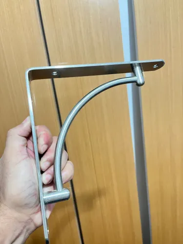Três lindas prateleiras com mão francesa em inox