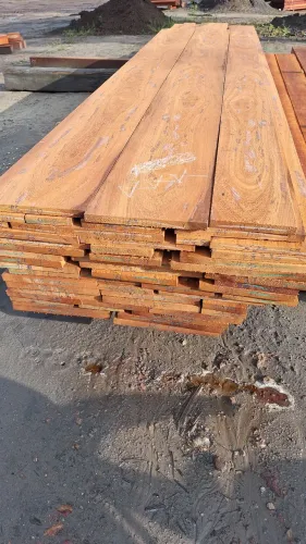 Temos ripas , barrotes pra cercado e madeira pra móveis