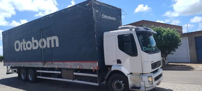 Caminhão Volvo VM 260 Baú