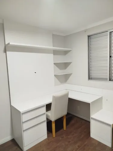 Mesa de escritório em L + painel de TV + prateleiras + aparador com cabeceira 