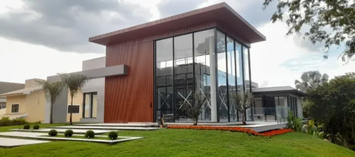 Fachada e janelão direto de fábrica