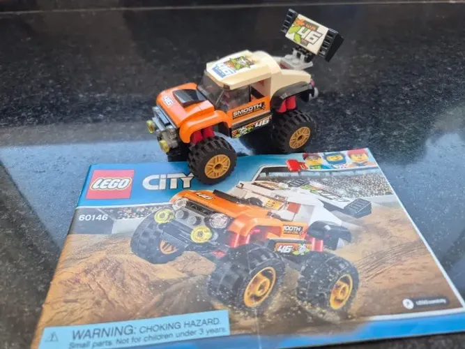 LEGO City Caminhão de Acrobacias 60146 - 91 peças