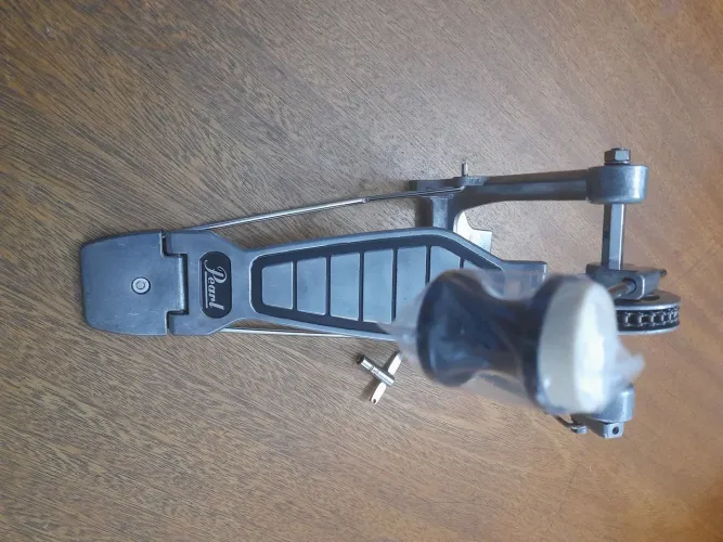 Pedal de bumbo Pearl.  Batedor dupla face novo. Rolamentos novos . Revisado