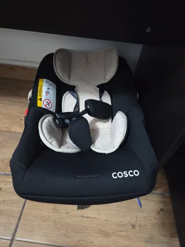 Mini berço e bebê conforto