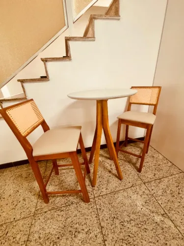 Conjunto Bistrô Sérgio com 2 Banquetas em Madeira
