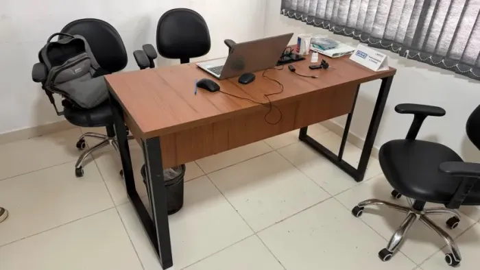 MESA DE ESCRITÓRIO COM PÉ INDUSTRIAL 100% MDF - 2 GAVETAS