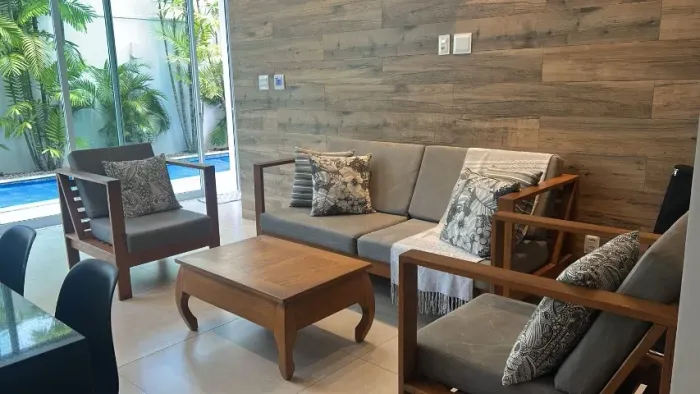 Cadeiras de madeira com mesa de centro 