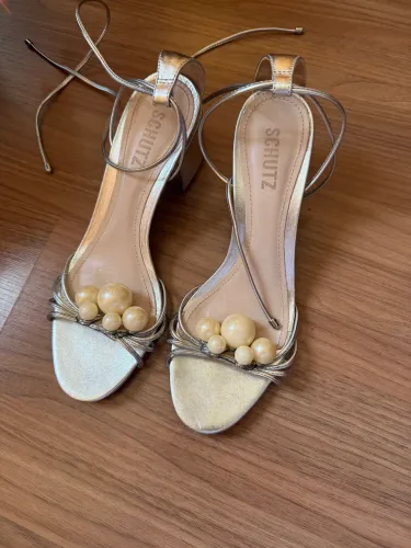 Sandália prata com pérola Schutz 