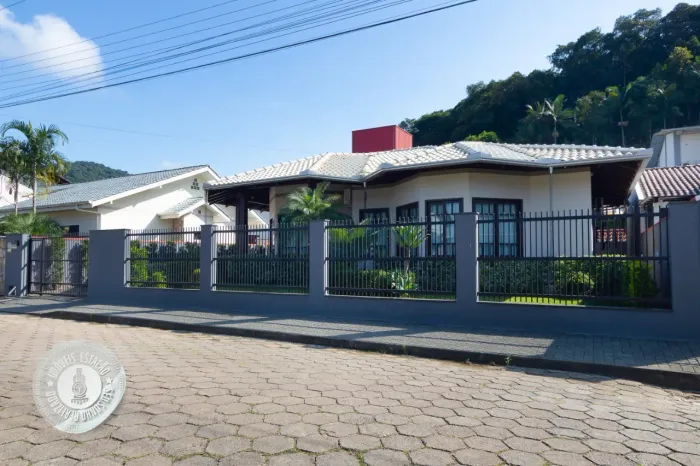 Belíssima casa com 3 dormitórios em Gaspar