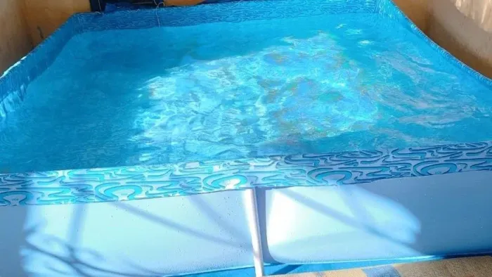 Vende - se uma piscina 1.500 litros semi nova