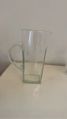 JARRA DE VIDRO COM DESENHO DE UVA