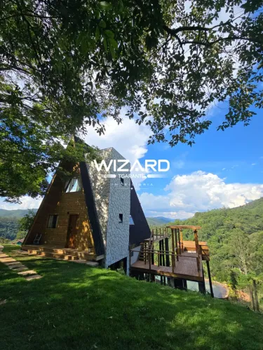 Chalé mobiliado para venda em Nazaré Paulista com 2803m² de área de terreno e 145m² de áre