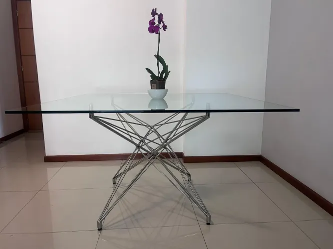 Mesa metálica com tampo de vidro