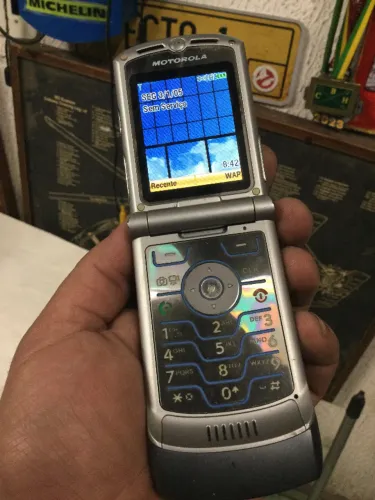 celular antigo motorola v3