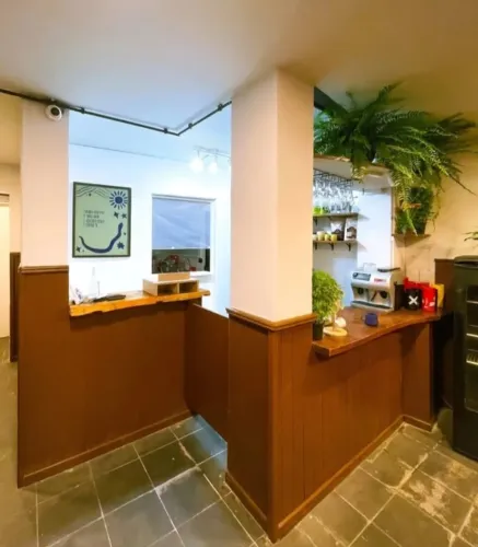 Vende-se ponto comercial com todo equipamento de bar e cozinha. Cadeiras/coifa/geladeiras.