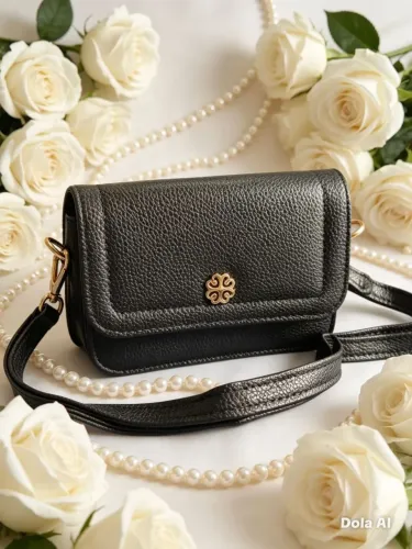Bolsa preta pequena.