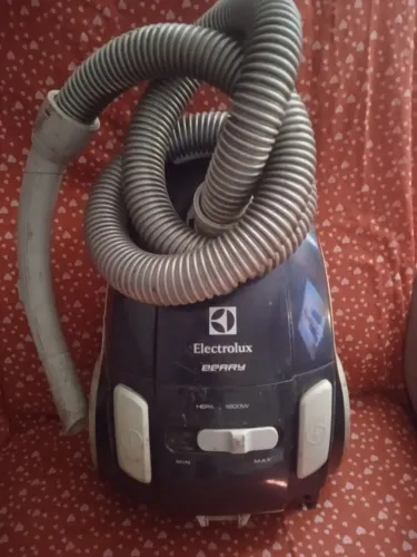 Aspirador Eletrolux cabo retrátil