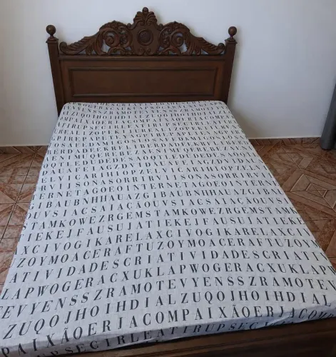 Vendo cama de madeira maciça em ótimo estado de conservação