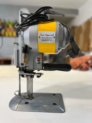 Máquina de cortar tecidos industrial Sun Special CZD-108
