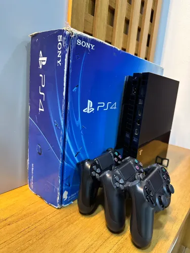PS4 FAT versão 12.5 + 3 CONTROLES + CARREGADOR + 5 JOGOS DIGITAIS ORIGINAIS