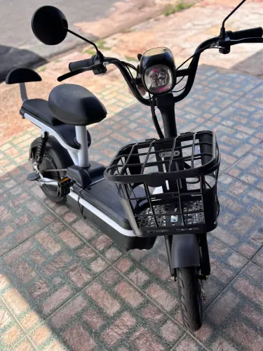 Bicicleta elétrica branca estilo scooter 32km/h.