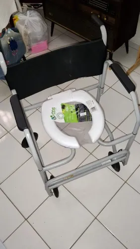 Cadeira de banho nova no plástico