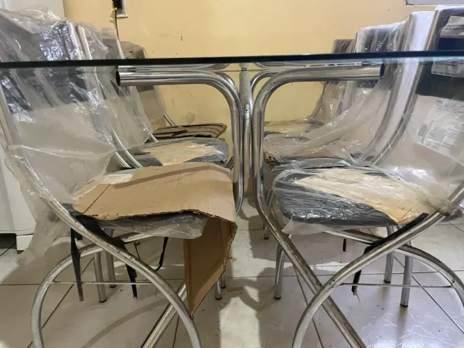 Mesa com tampo de vidro e seis cadeiras