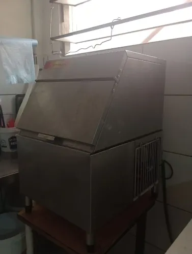 Máquina de gelo 50 kg,usa em ótimas condições,funcionando perfeitamente.