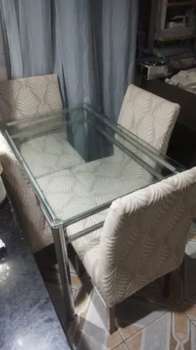 Mesa de vidro, trabalhado resistente  4 cadeiras excelente estado  conservados, 