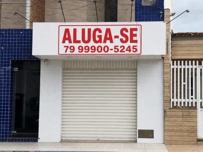 SALÃO COMERCIAL COM BANHEIRO, ÁREA DE VENTILAÇÃO E COPA.