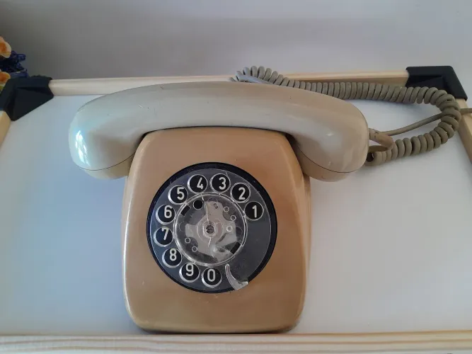 Telefone antigo funcionando.