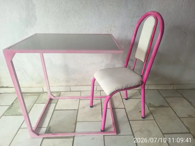 Mesa +cadeira por 150.00 reais.