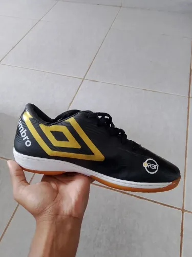 Vendo tênis de futsal usado somente uma vez