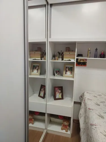 Guarda Roupa branco,com espelho e maleiro. 