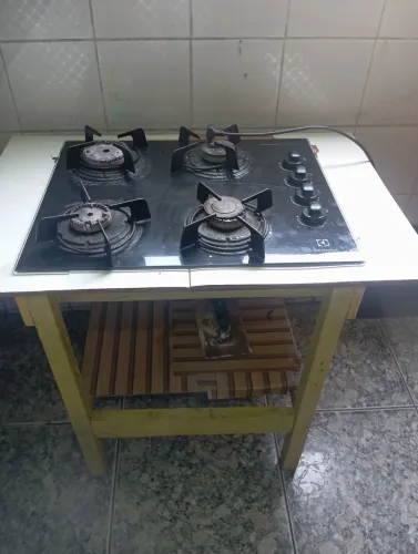 vende se um fogão 4 bocas eletrônico usado.mas bem conservado