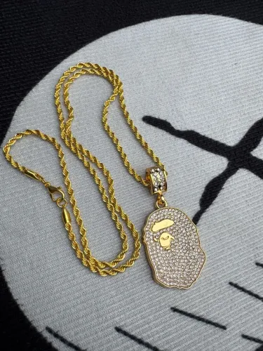 Colar dourado bape