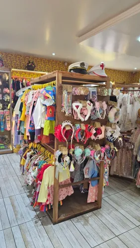 Vendo gôndola expositora para roupas e acessórios