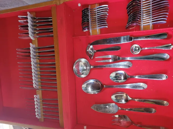 Vendo faqueiro de inox com 130 peças em inox em caixa de madeira por R$950,00