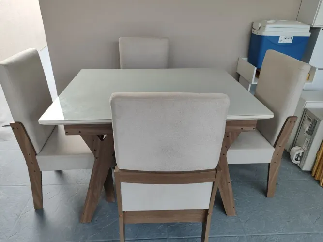 Vendo mesa jantar com 4 cadeiras. Excelente estado de conservação. 350 reais .