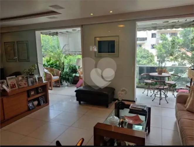 Apartamento à venda com 4 quartos, sendo 2 suítes, no condomínio Edificio Palazzo Di Reggi