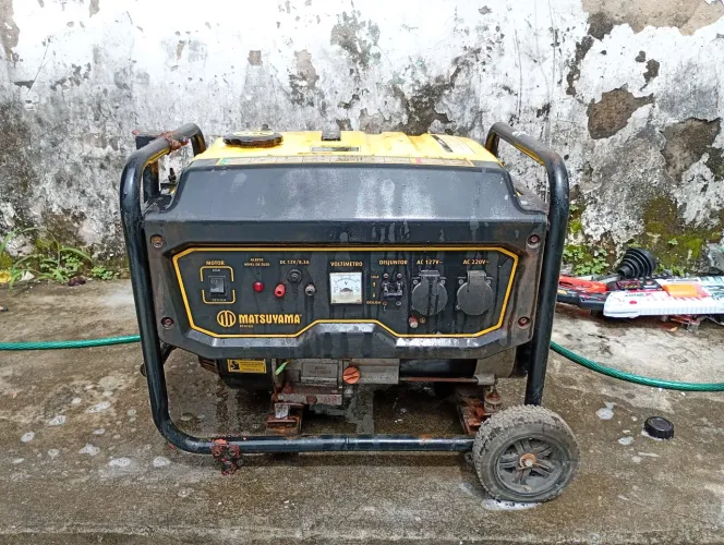 Vendo gerador matsuyama 3500 bivolt 8hp 233 cc não tá gerando