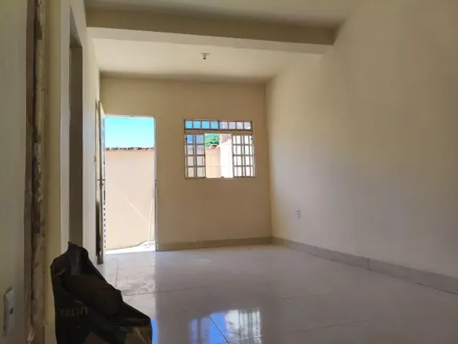 Casa de 2 Quartos para Alugar no Jardim Palmeiras (garagem só para motos)
