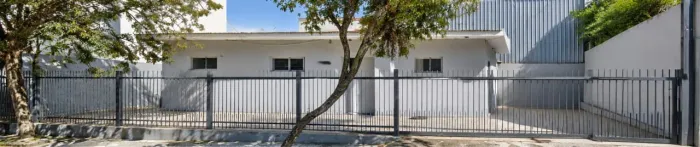 Casa comercial na Rua Ércole Ferre, 76  90 m²