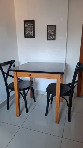 Mesa de madeira c/ tampo laqueado