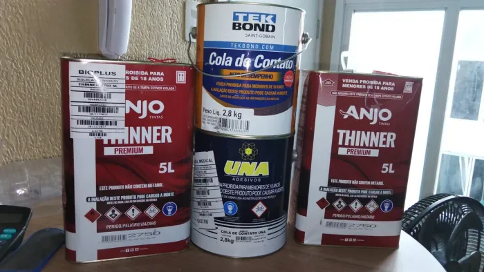 300,00. Tinner de 5 litros e 2 colas de contato 280 kg
