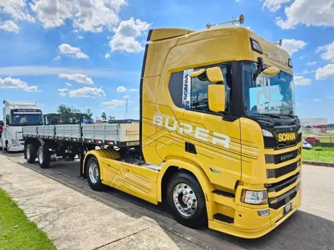Scania R460 SUPER 4x2 Ano 24 aut + Carga Seca Randon Ano 08 10.5mts Sem pneus Chapa Xadrez