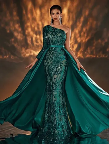 Vestido festa lindíssimo e luxuoso - verde escuro com calda esvoaçante.